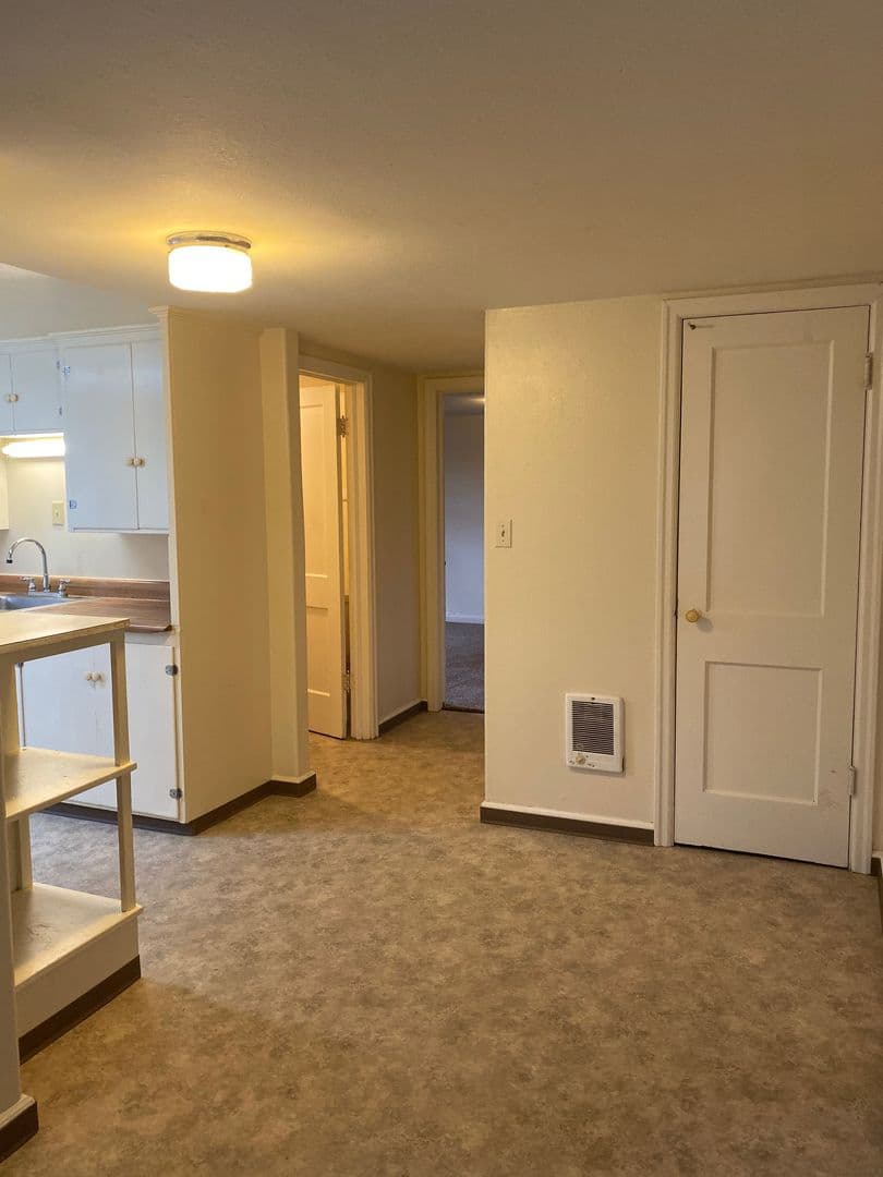 The Dalles Apartment: 821 E 11th St