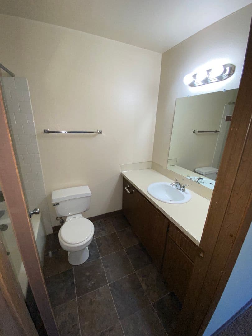 The Dalles Apartment: 2101-2113 W 7th St.