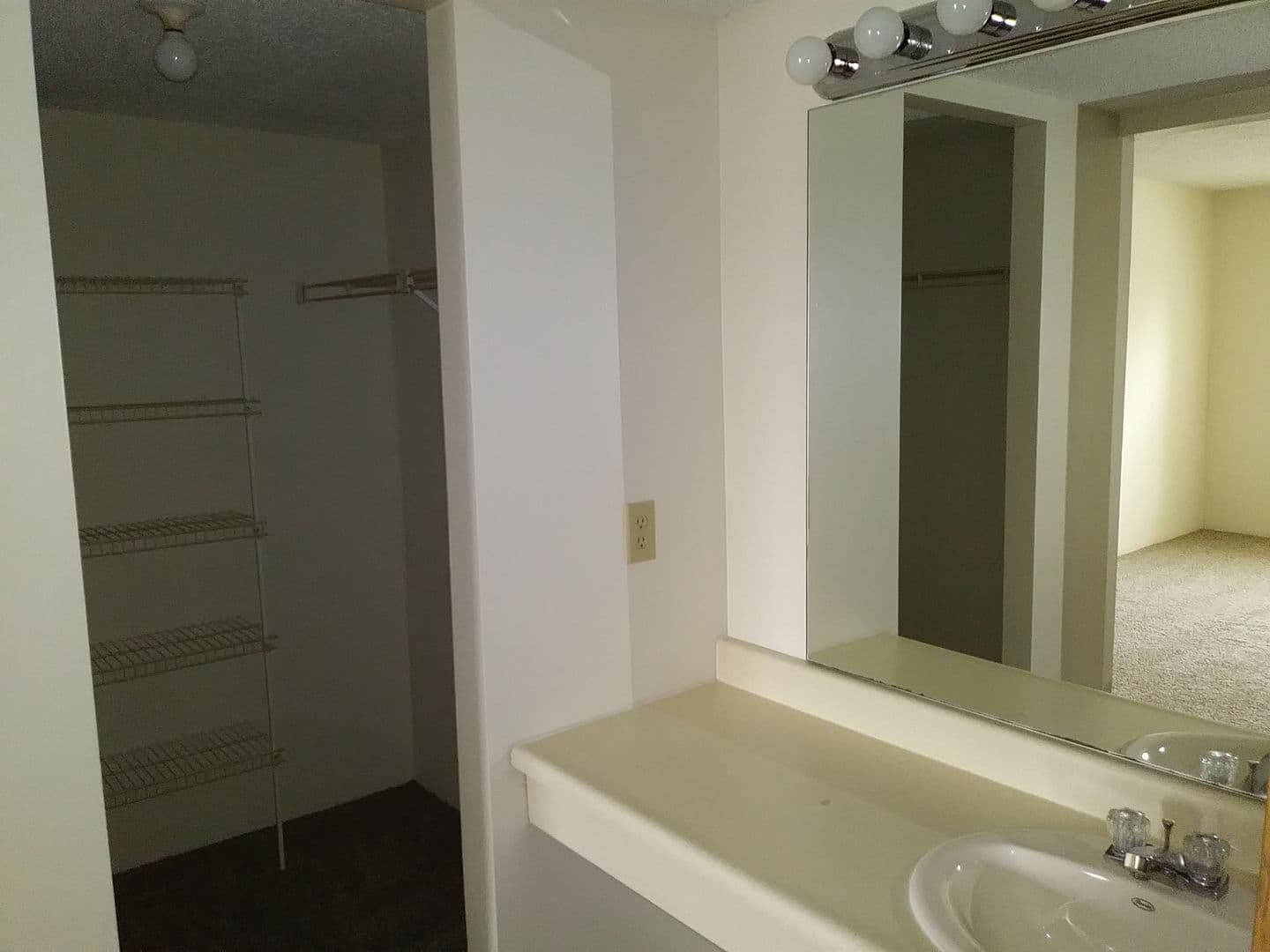 Cincinnati Apartment: 5334 Lees Crossing Drive