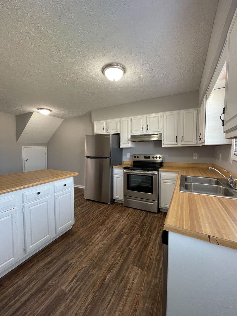 Richmond Apartment: 425 Garden City Dr.