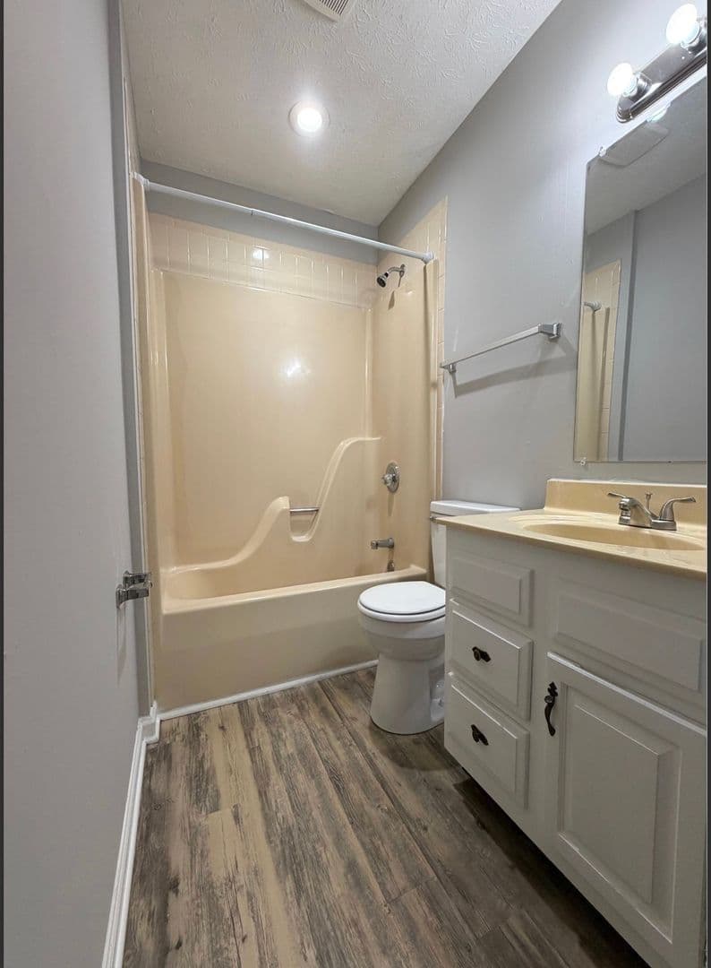 Richmond Apartment: 421 Garden City Dr.