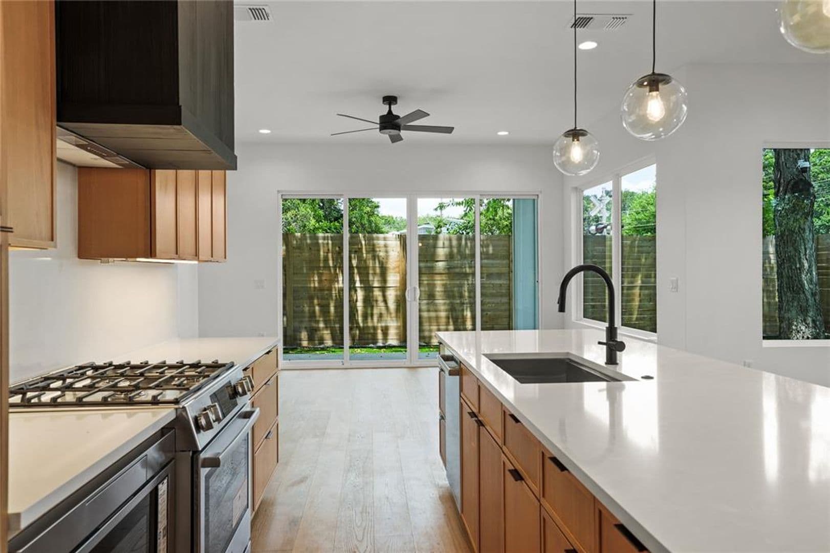 Austin House: 752 Pedernales St