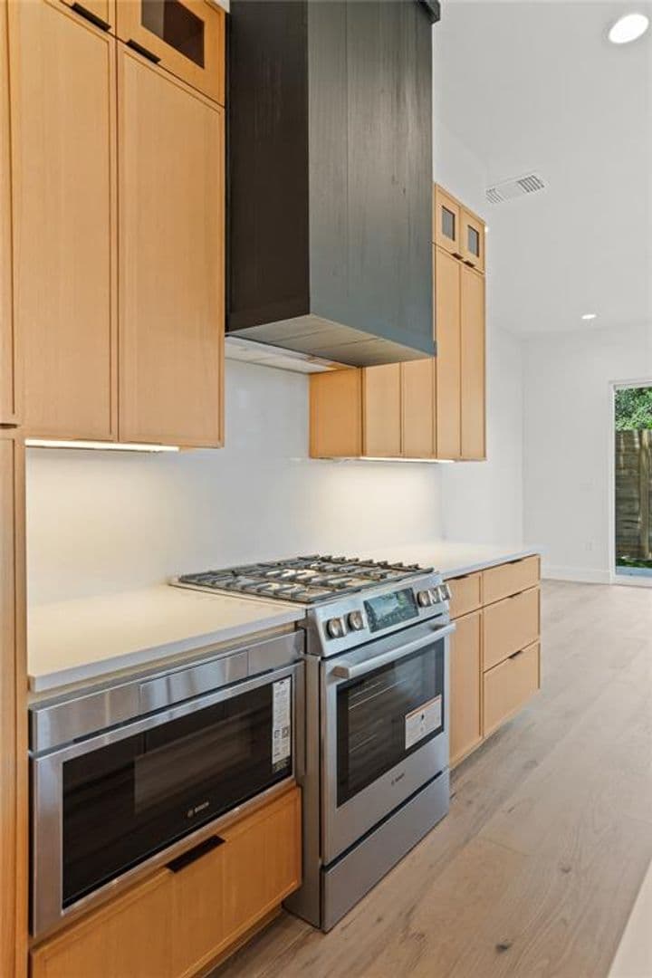 Austin House: 752 Pedernales St