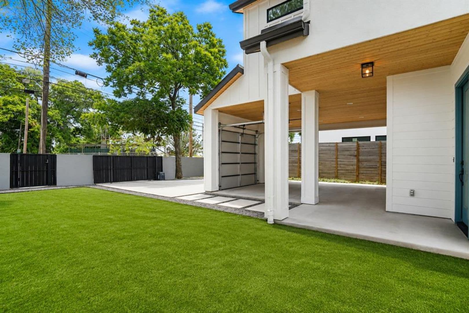 Austin House: 752 Pedernales St