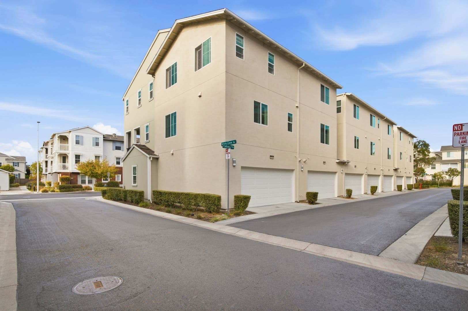 Newark House: 8564 Seawind Way