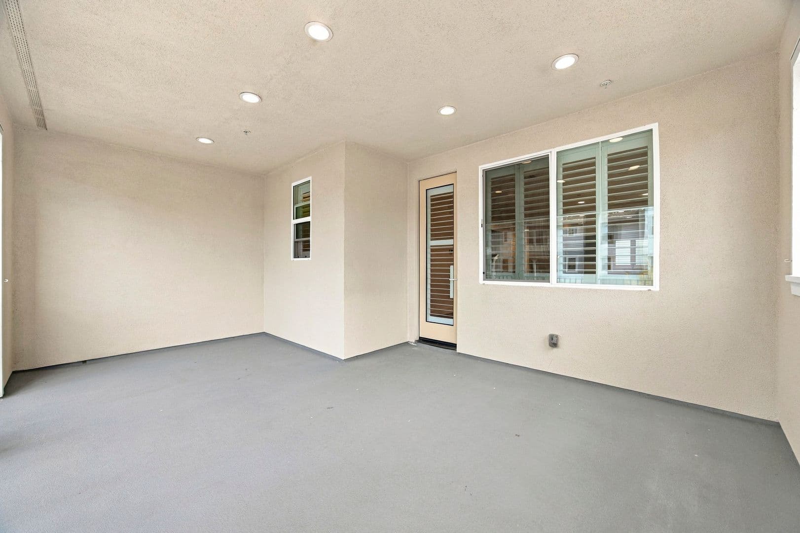 Newark House: 8564 Seawind Way