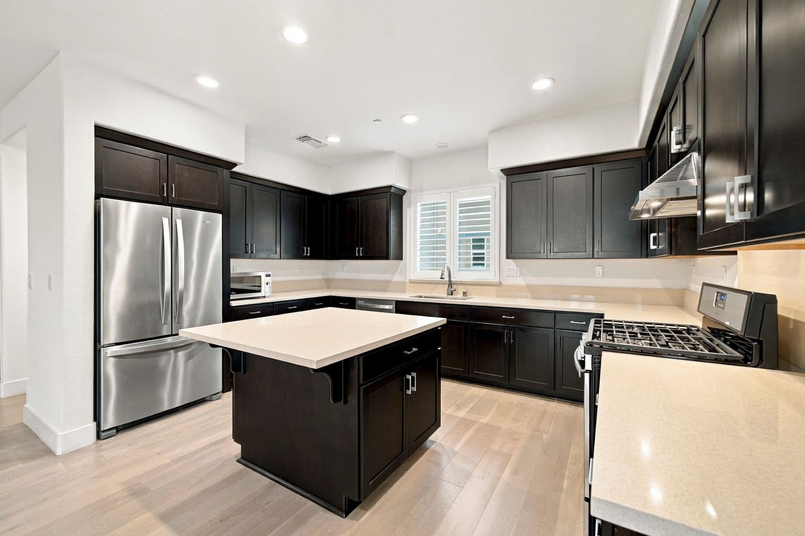 Newark House: 8564 Seawind Way