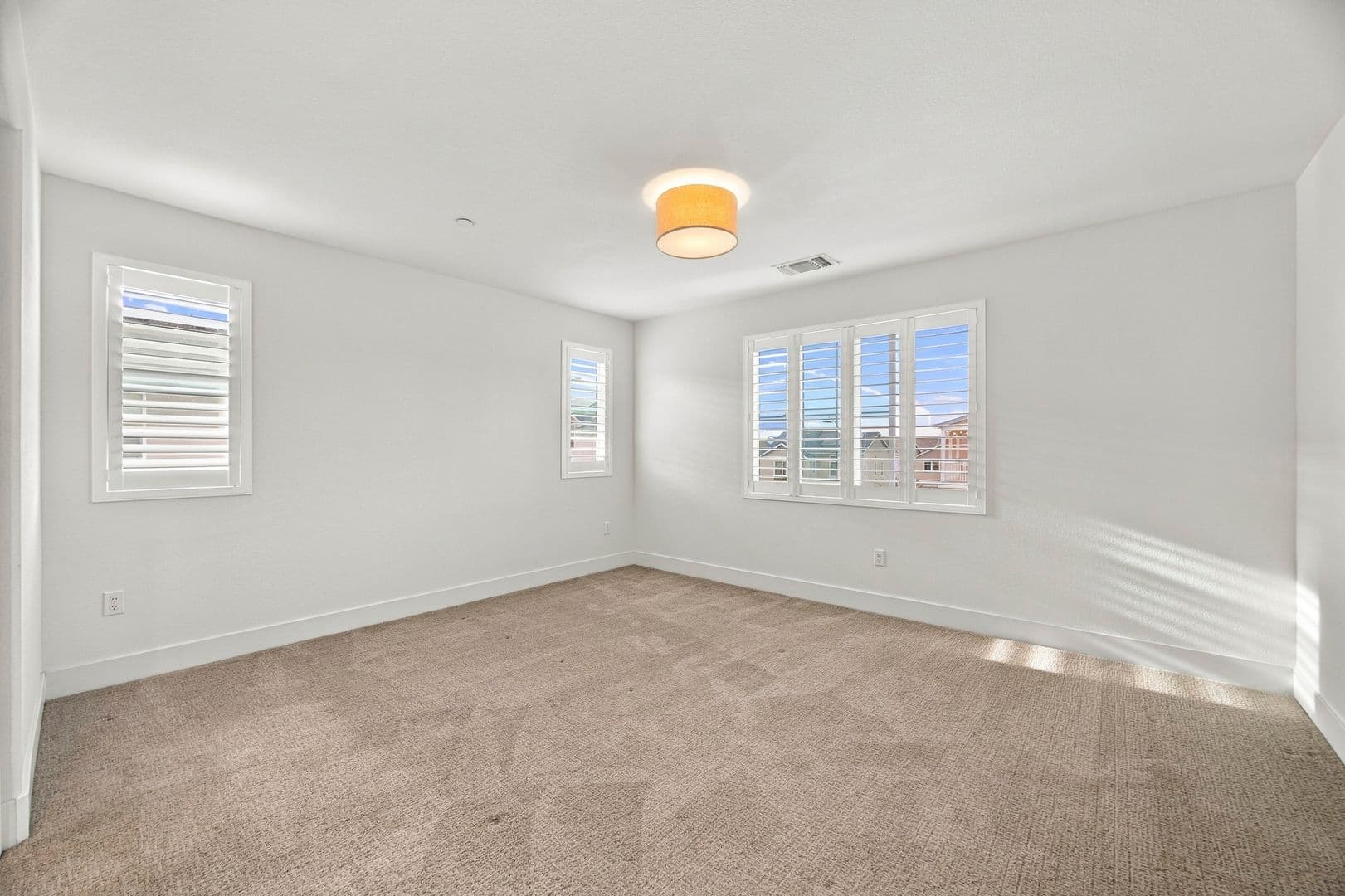 Newark House: 8564 Seawind Way