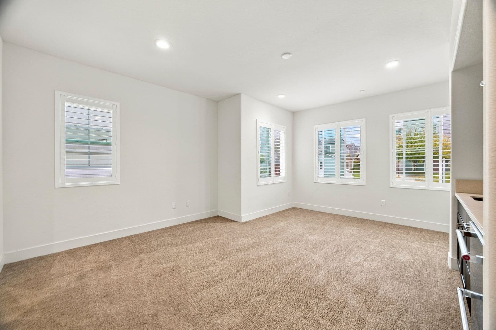 Newark House: 8564 Seawind Way