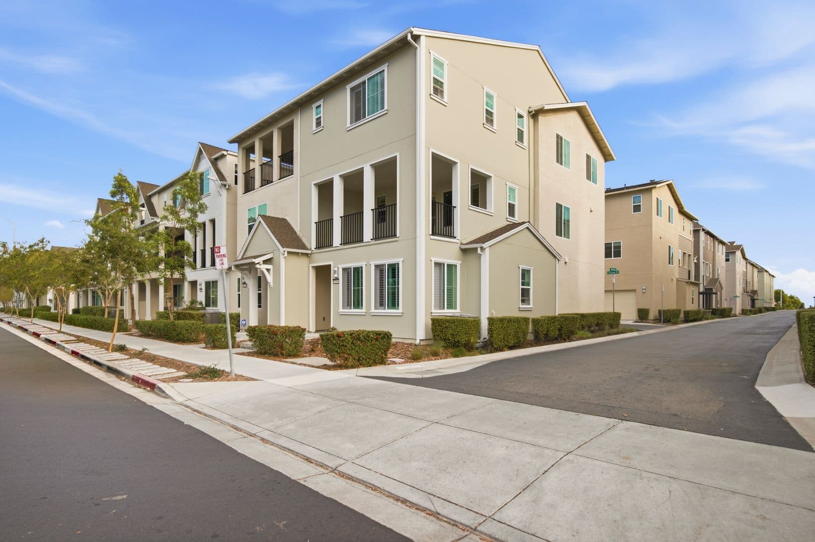 Newark House: 8564 Seawind Way