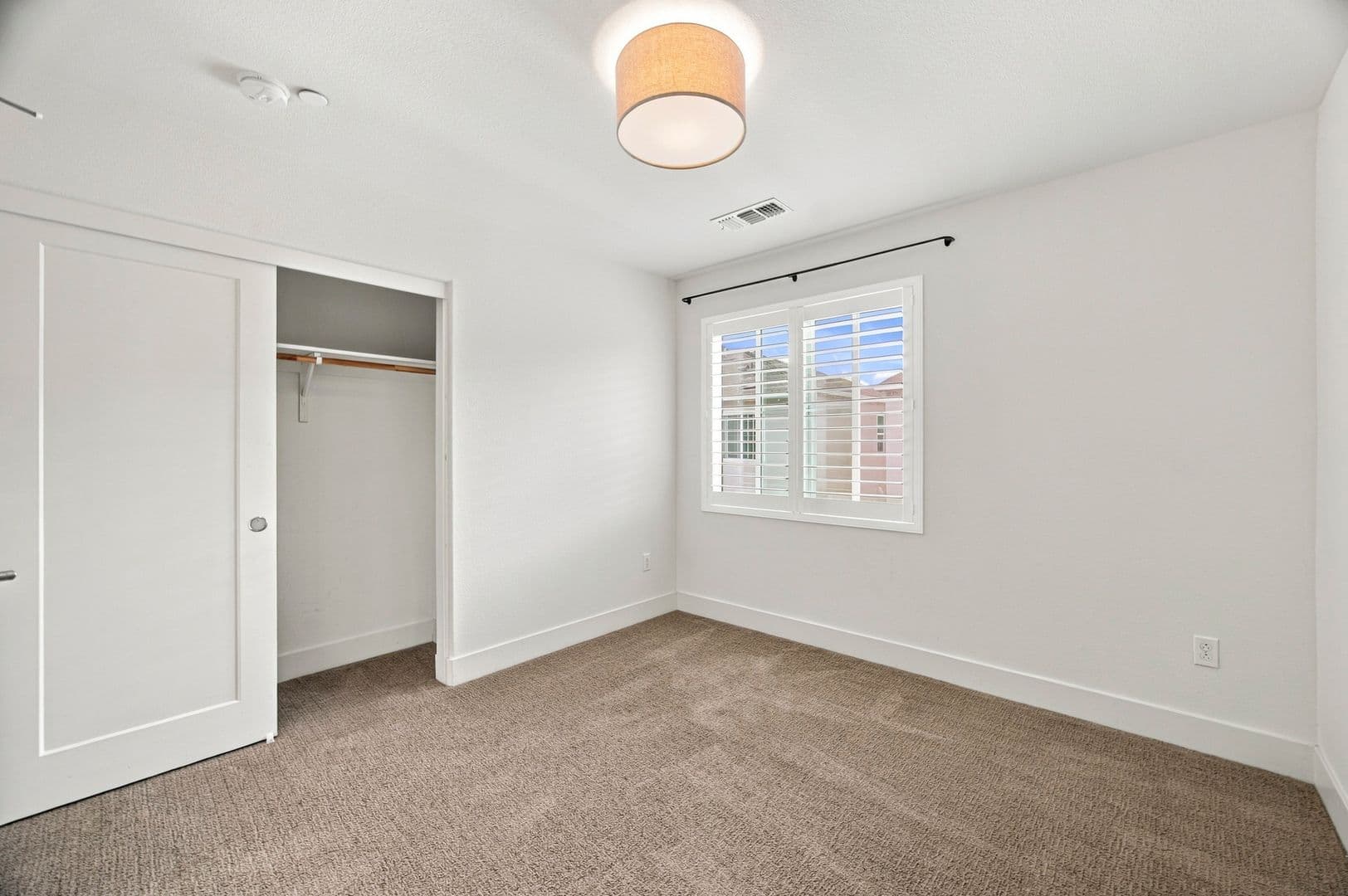 Newark House: 8564 Seawind Way