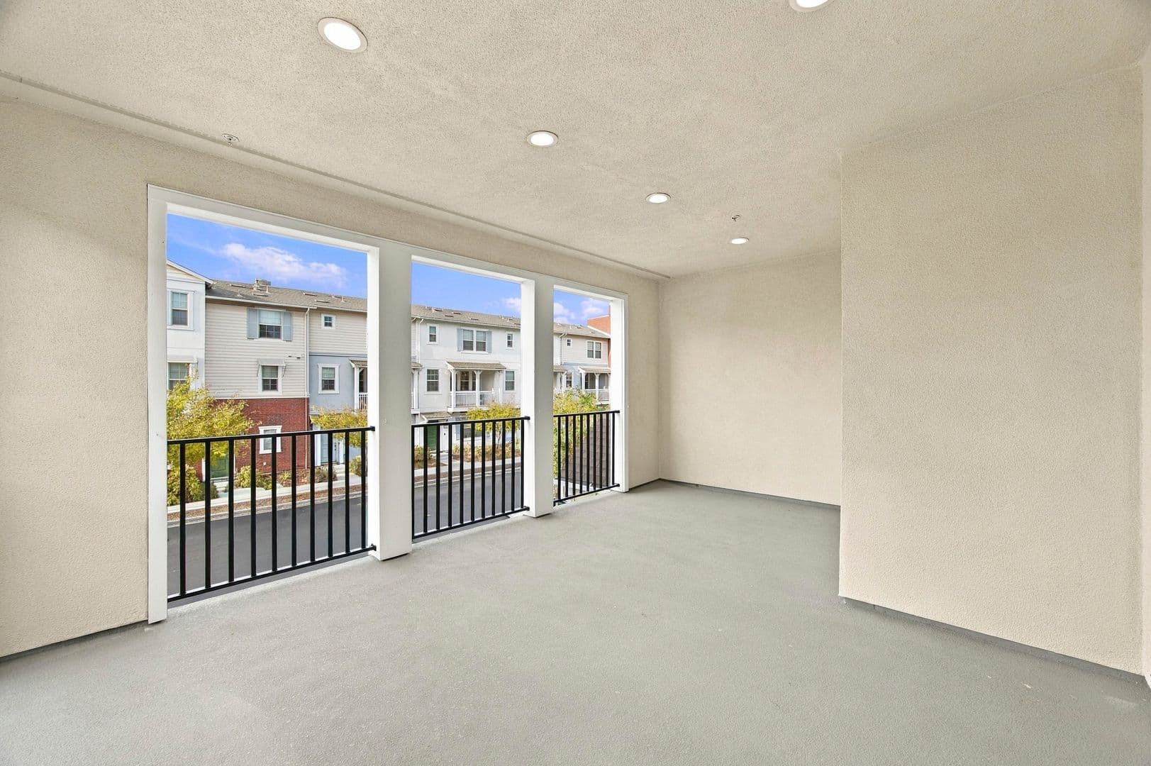 Newark House: 8564 Seawind Way