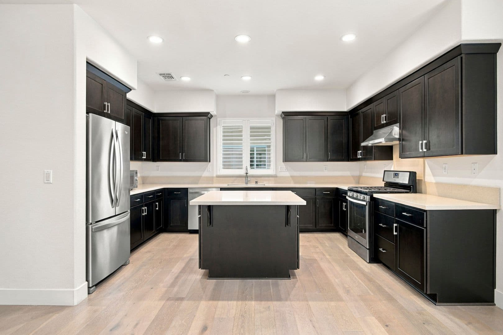 Newark House: 8564 Seawind Way