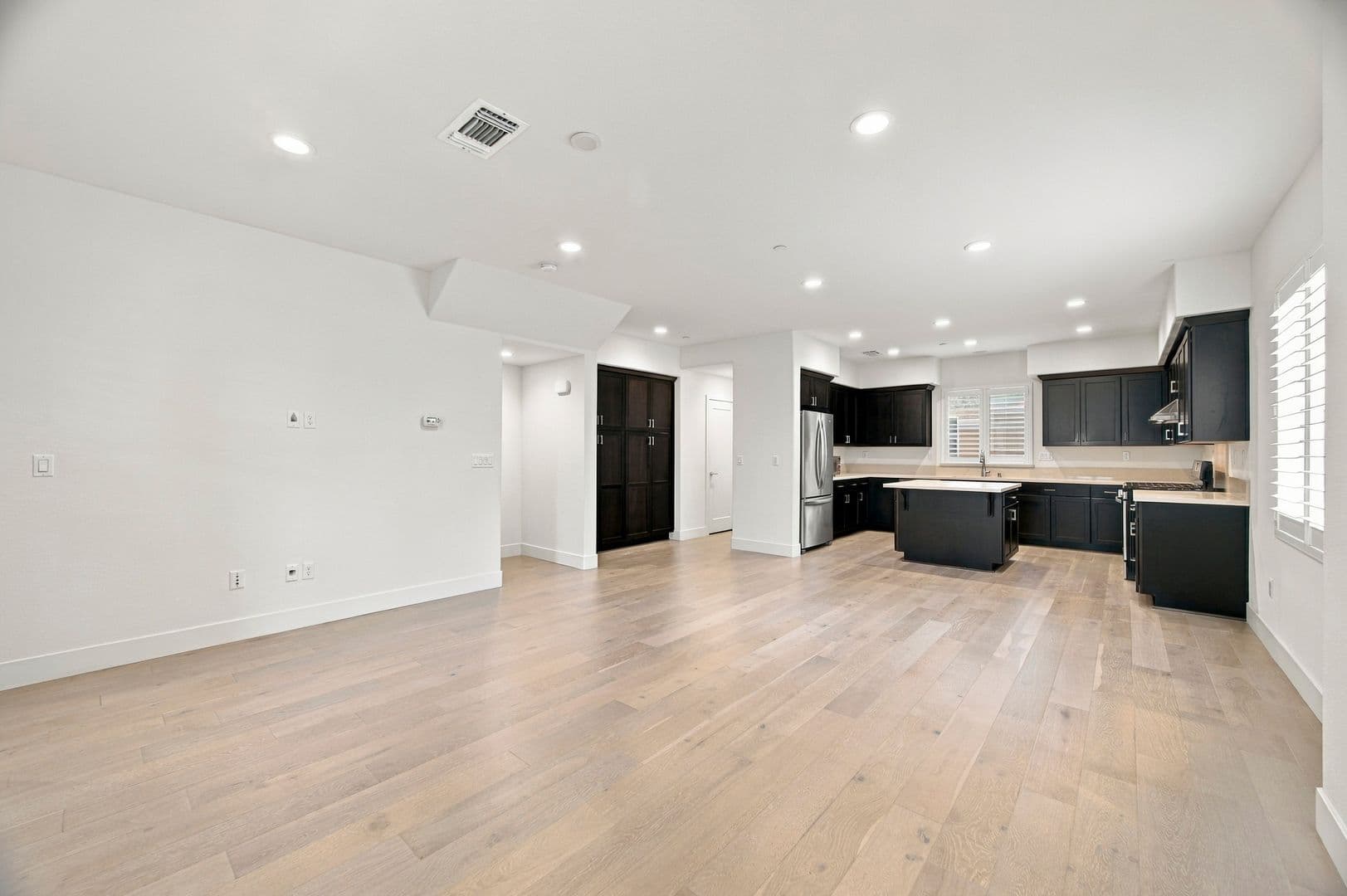 Newark House: 8564 Seawind Way