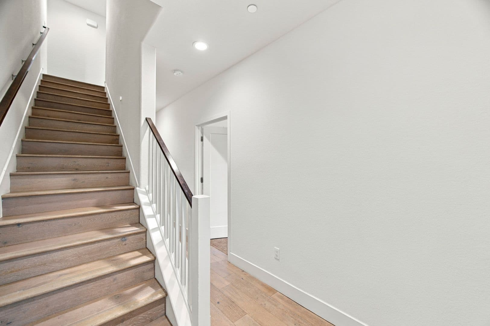 Newark House: 8564 Seawind Way