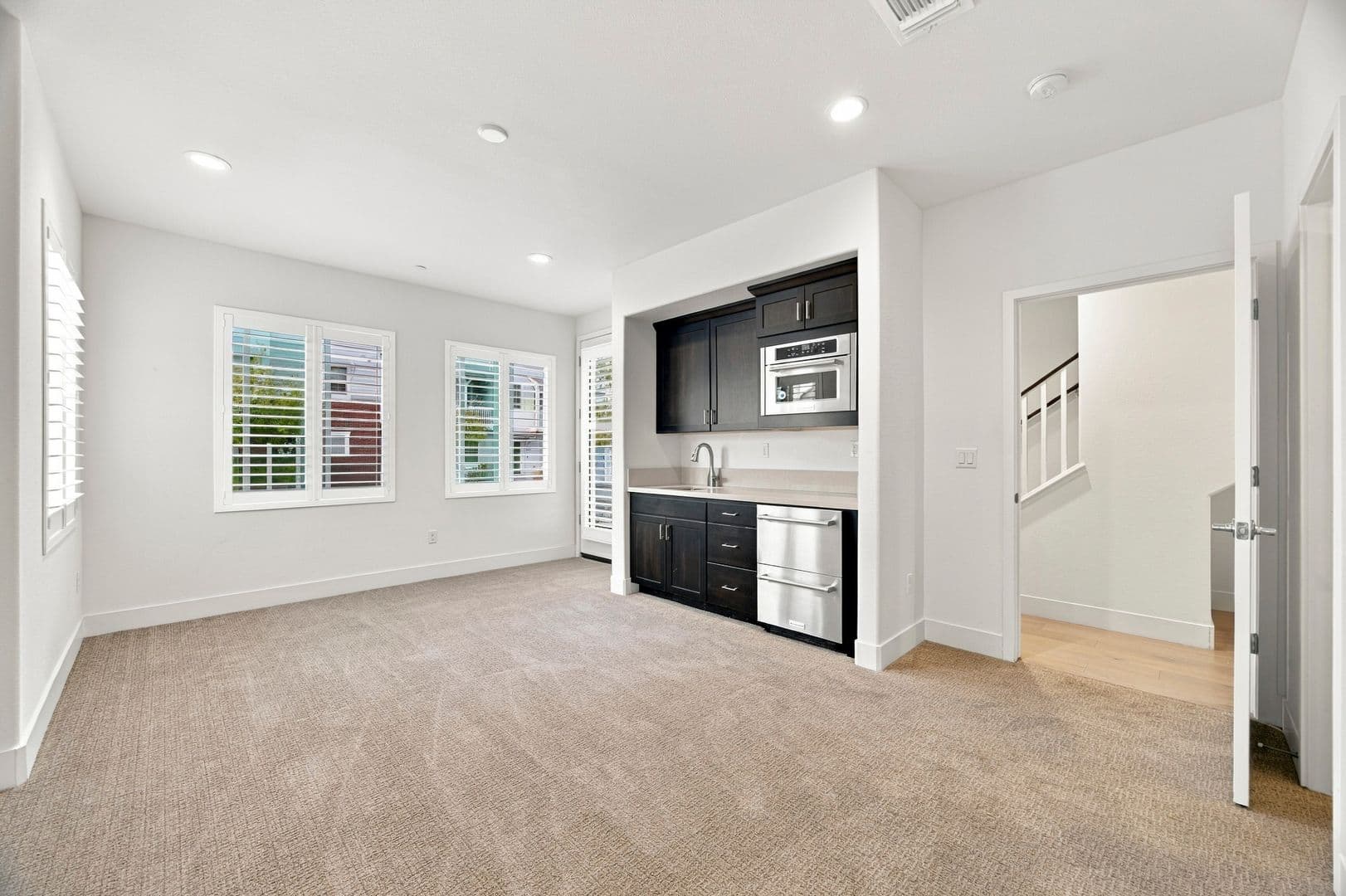 Newark House: 8564 Seawind Way
