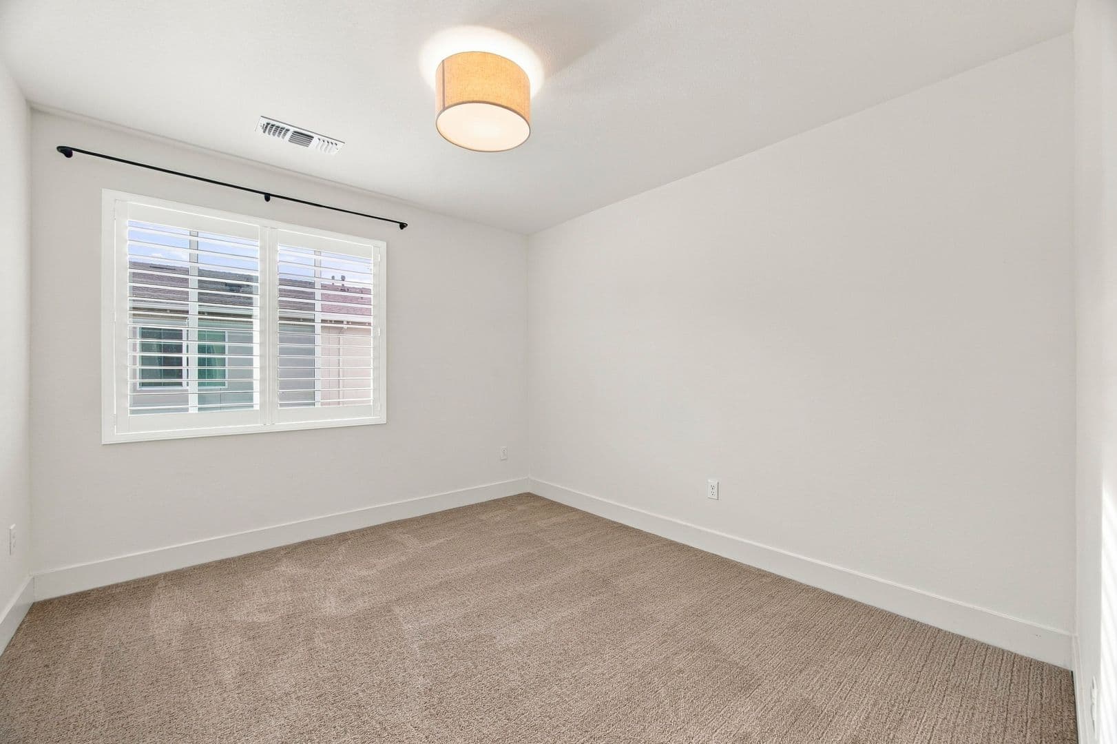 Newark House: 8564 Seawind Way