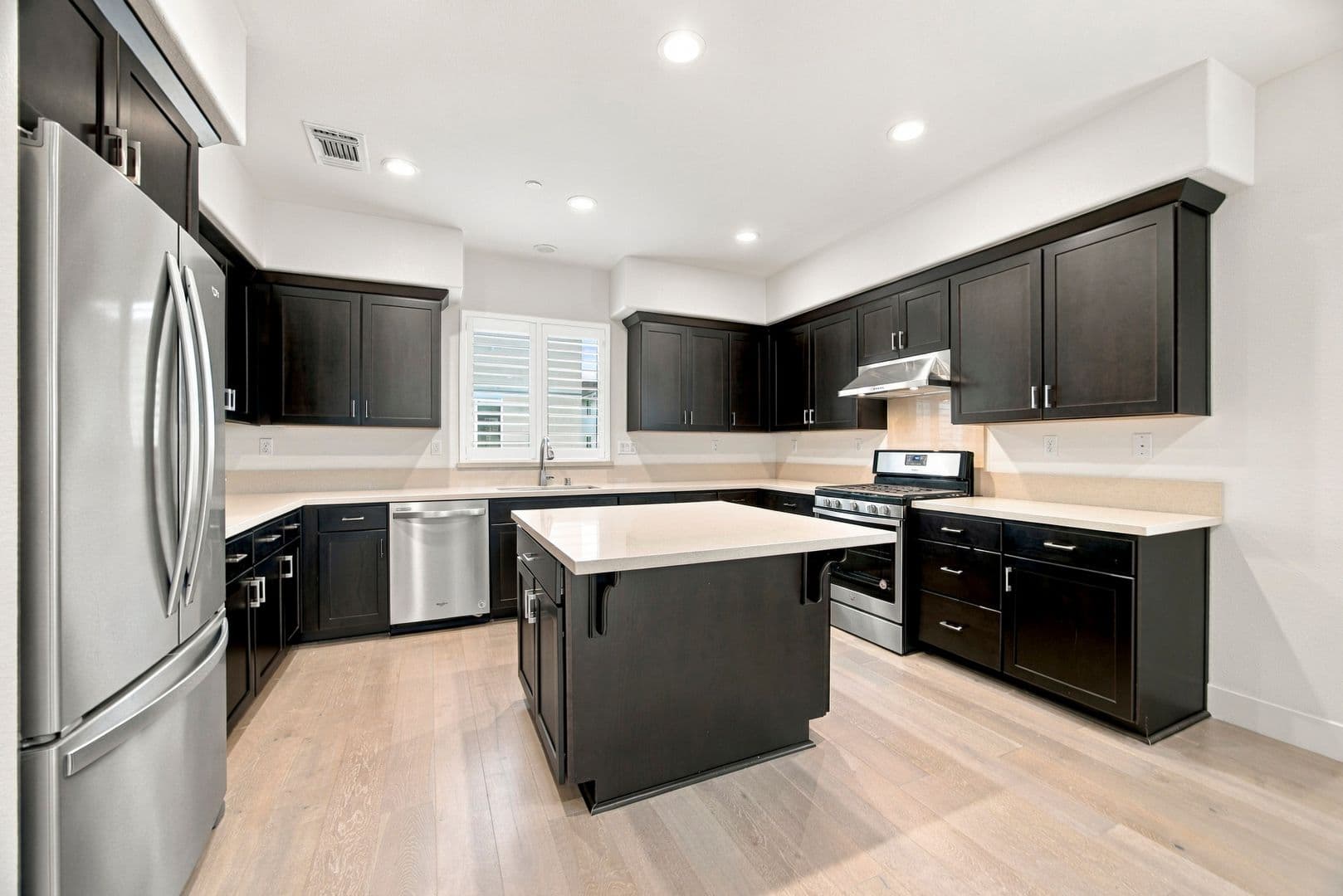 Newark House: 8564 Seawind Way