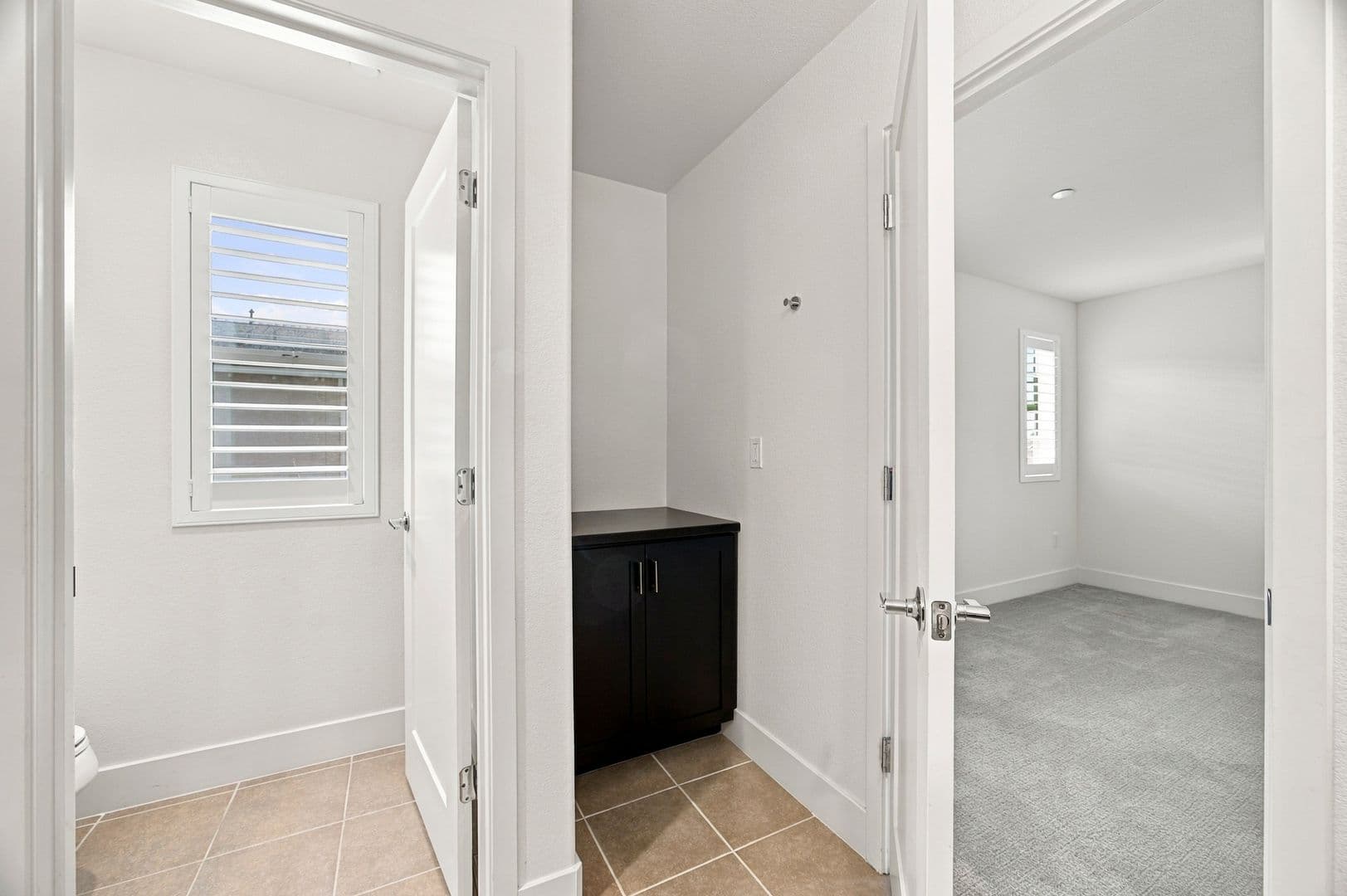 Newark House: 8564 Seawind Way