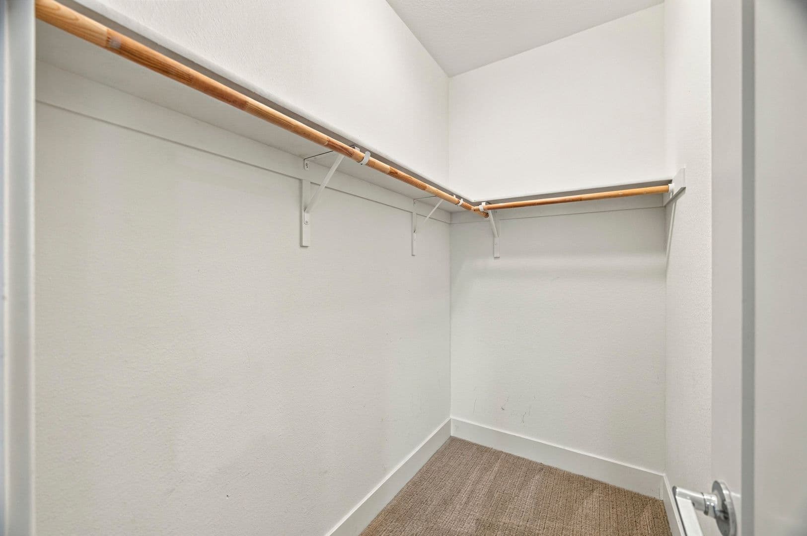 Newark House: 8564 Seawind Way