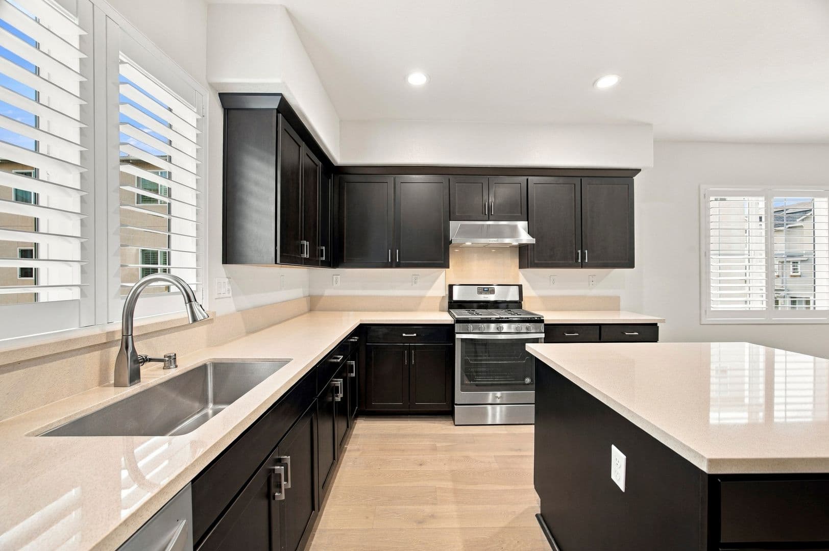 Newark House: 8564 Seawind Way