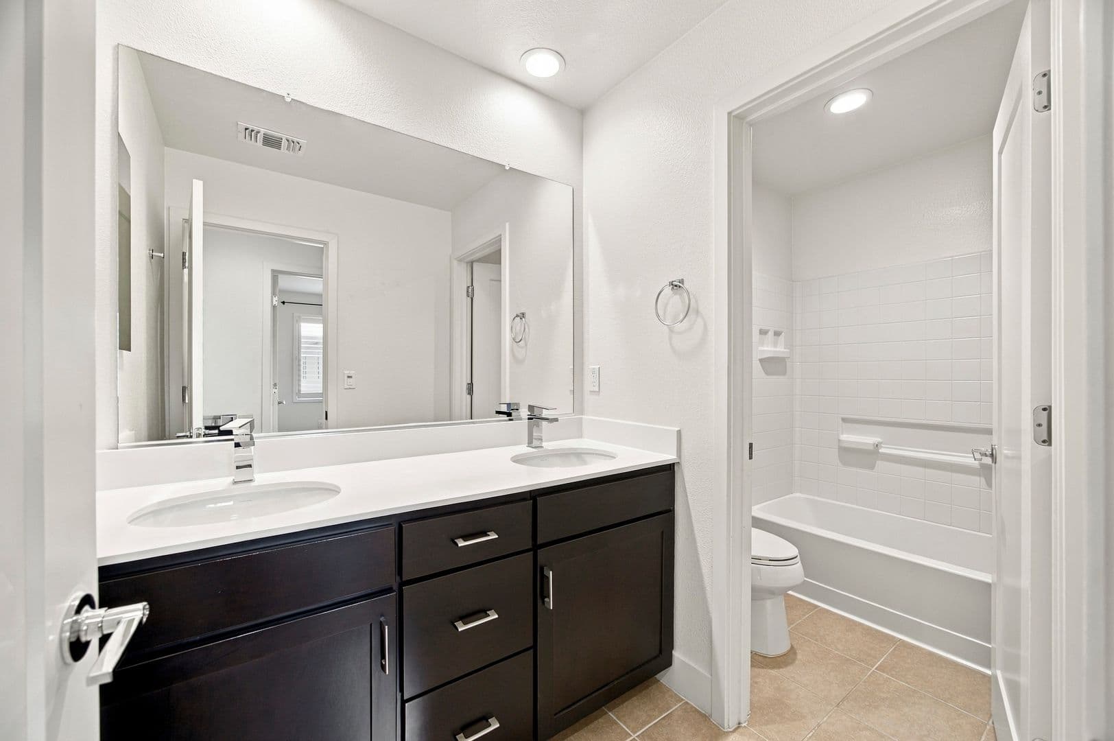 Newark House: 8564 Seawind Way