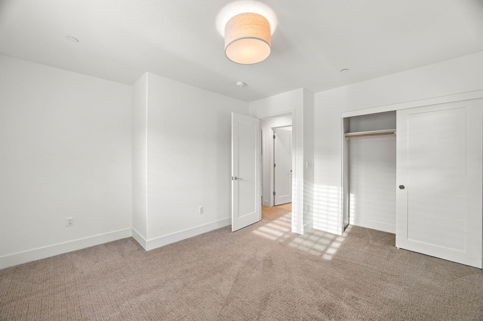 Newark House: 8564 Seawind Way