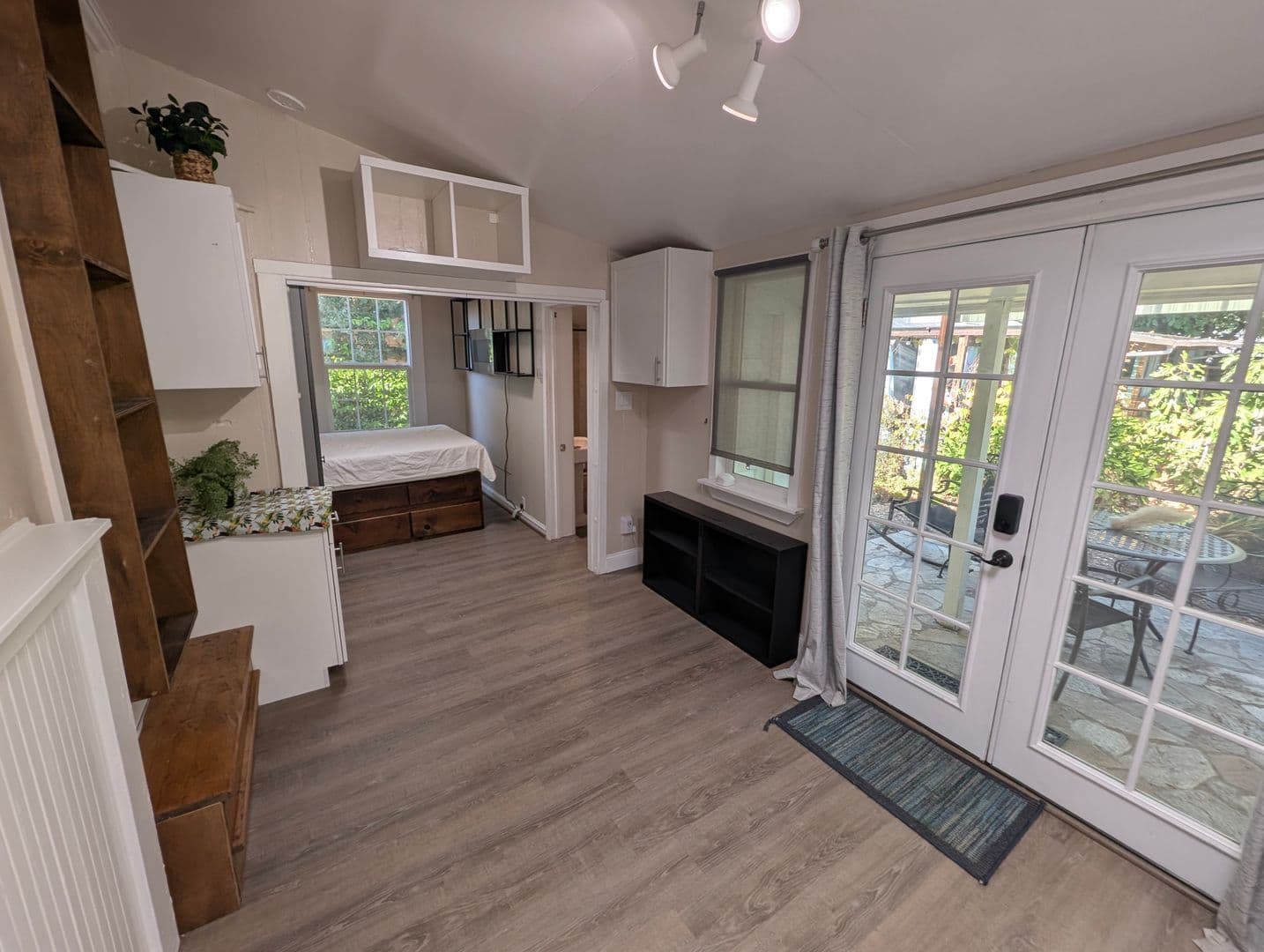 Benicia Apartment: 575 East H Street