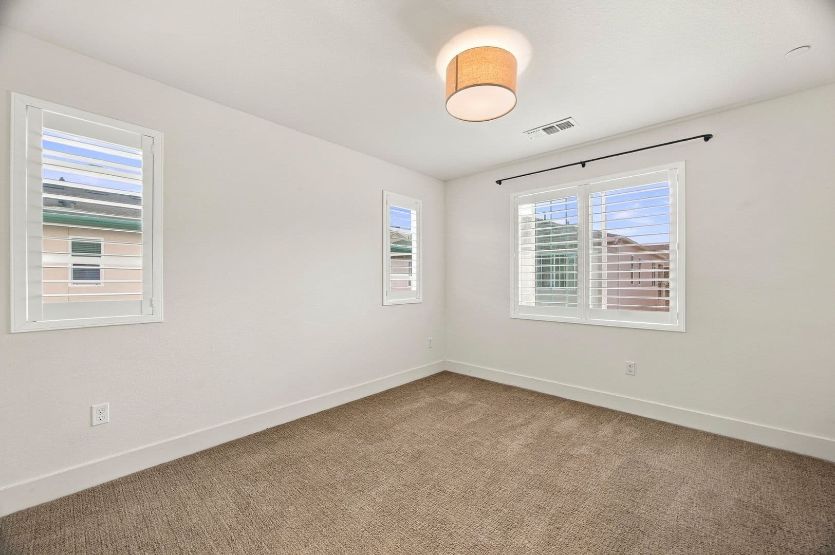 Newark House: 8564 Seawind Way