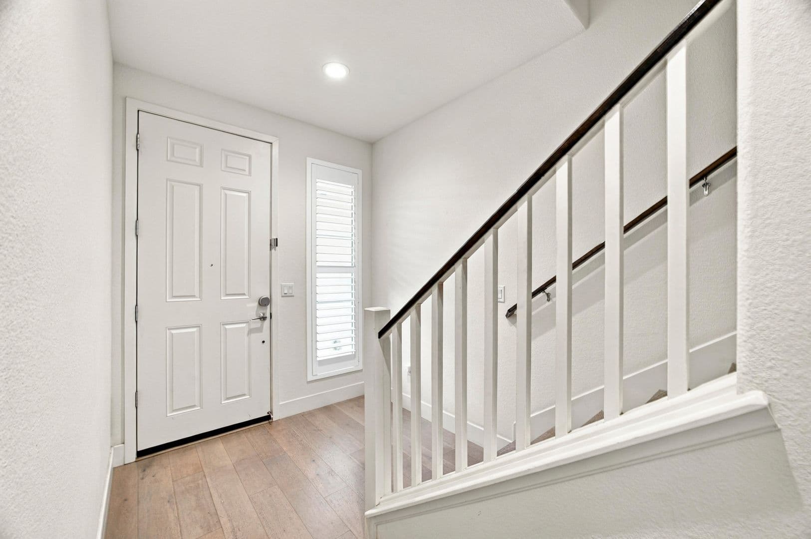 Newark House: 8564 Seawind Way