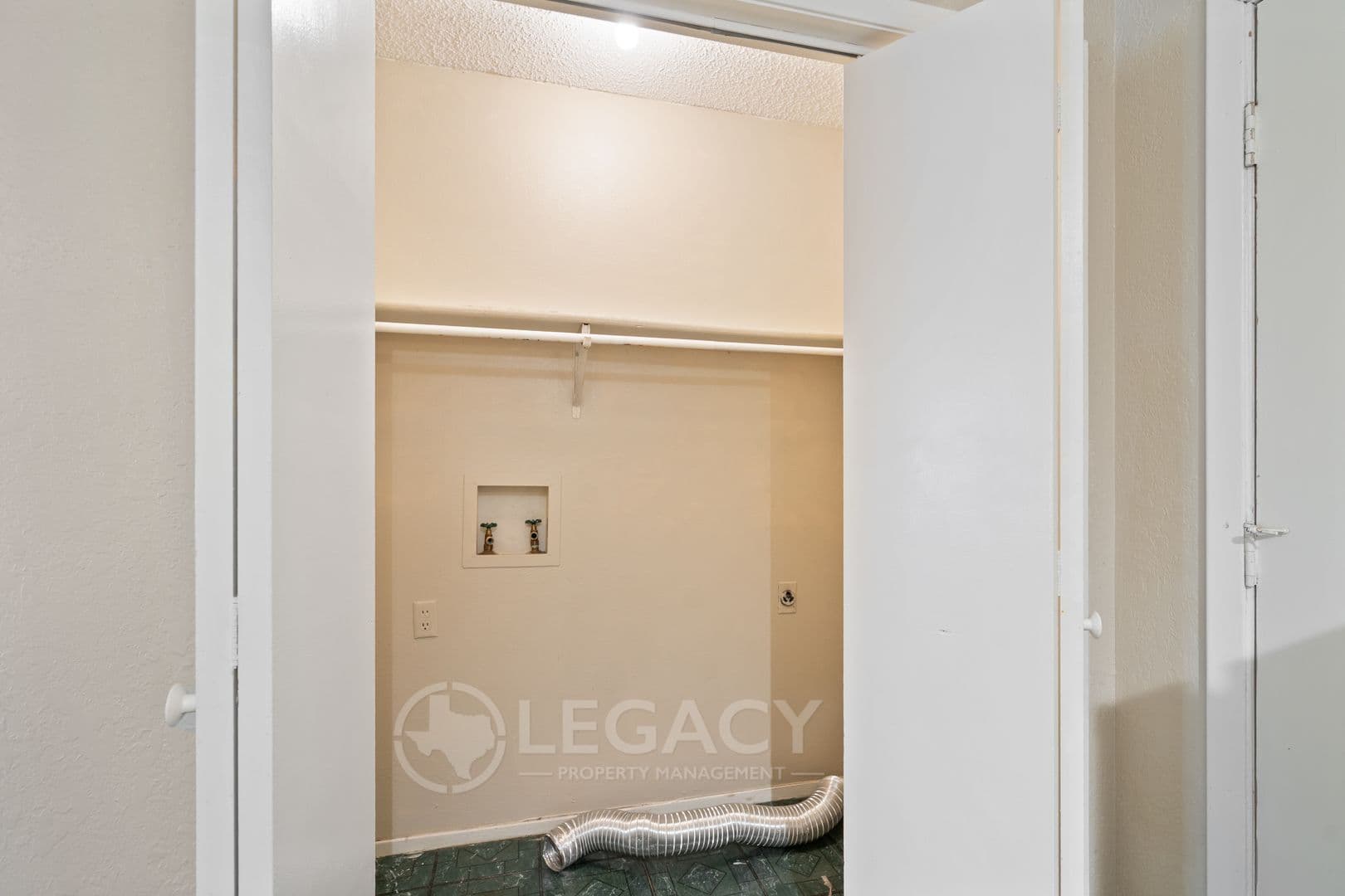 Del Rio Apartment: 104 Shannon Circle