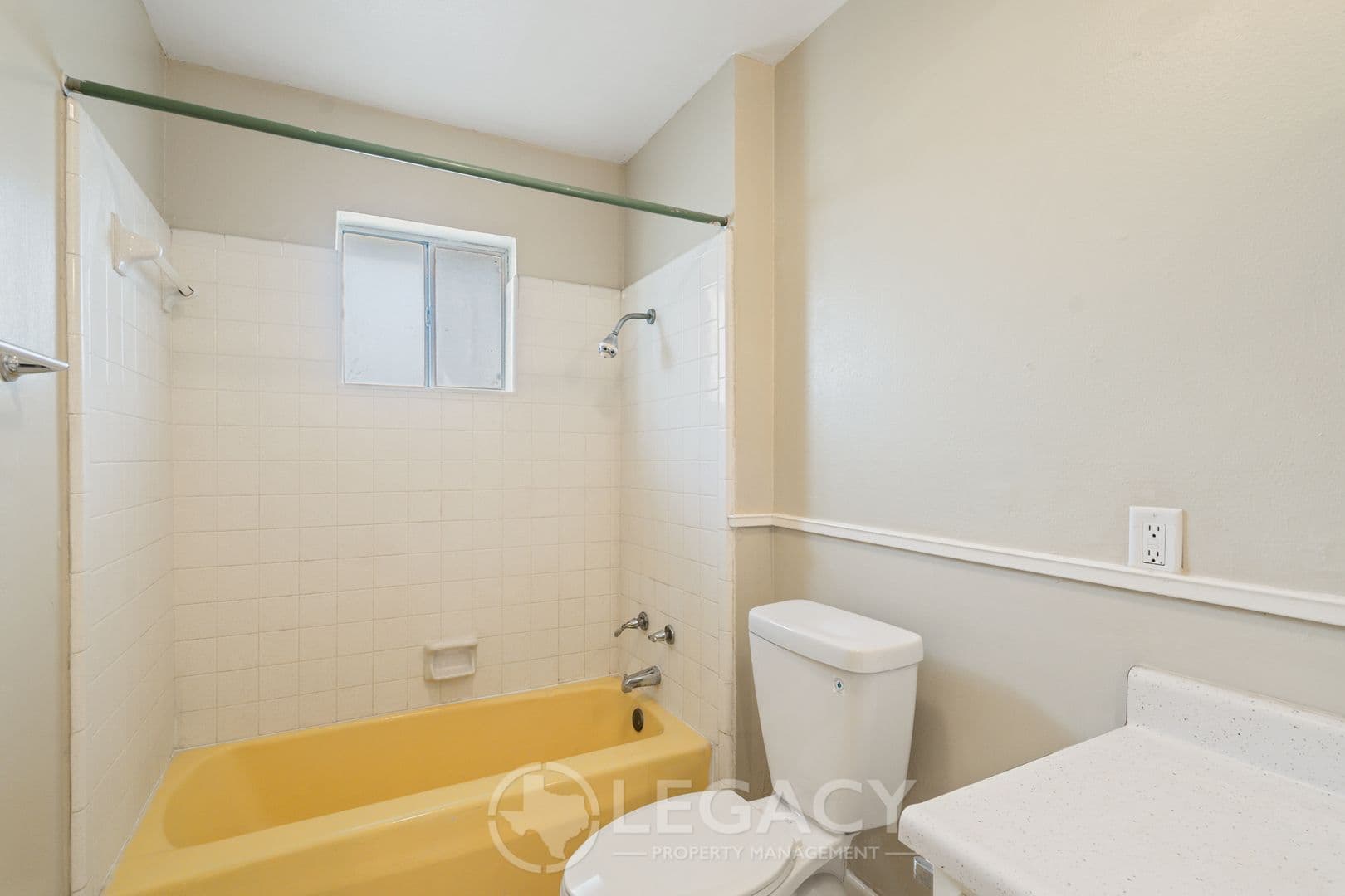 Del Rio Apartment: 704-710 W. 10th St.