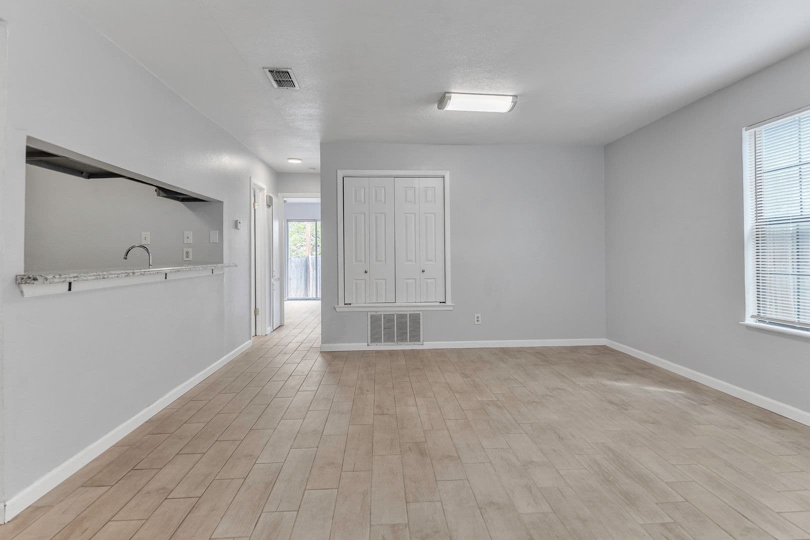 Del Rio Apartment: 107 Shannon Circle