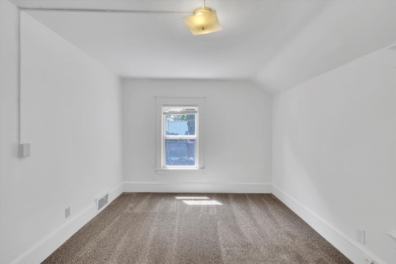 Portland Apartment: 921-923 SE Mall St