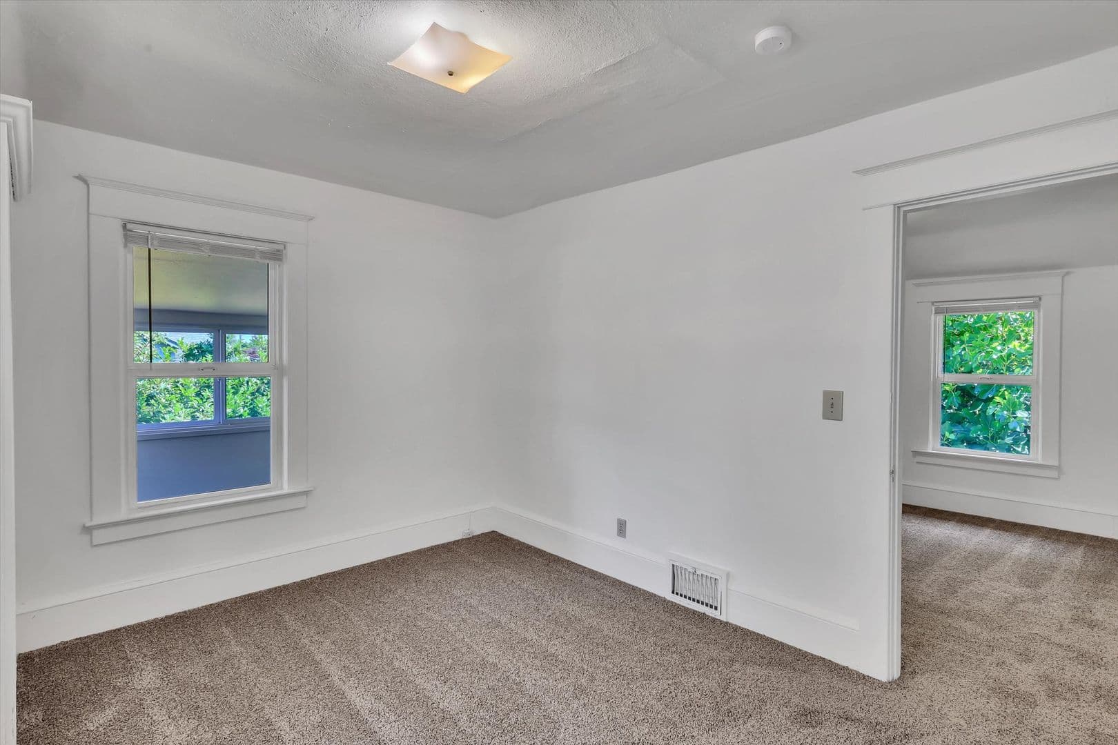Portland Apartment: 921-923 SE Mall St