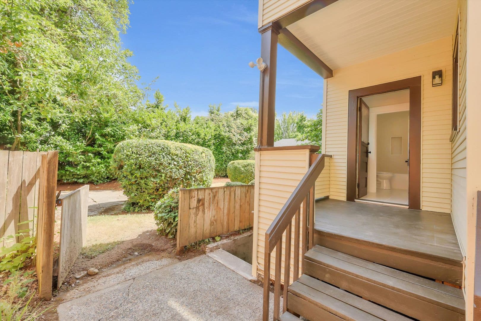 Portland Apartment: 921-923 SE Mall St
