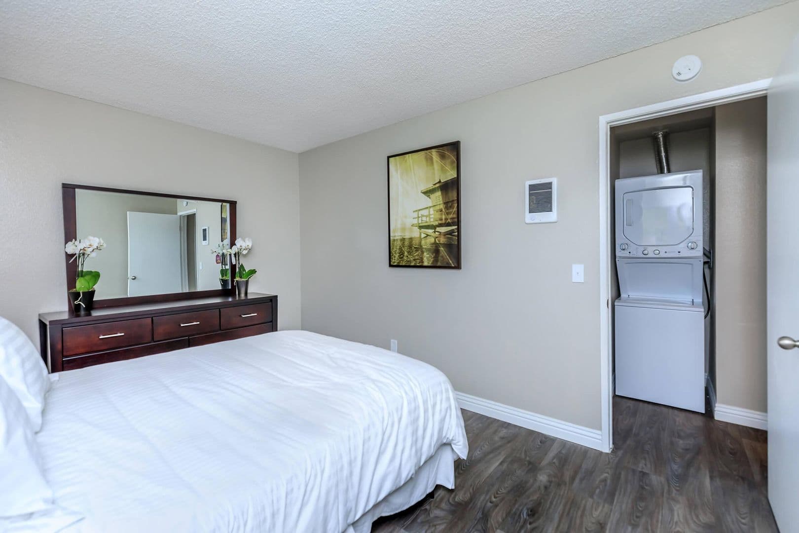 El Cajon Apartment: 1360 E Madison Ave