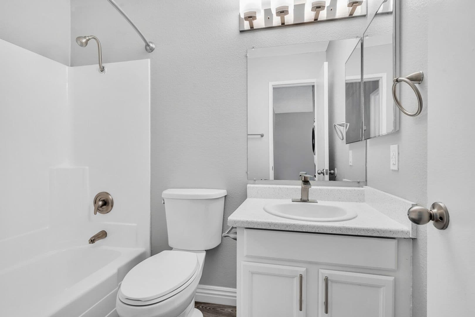 El Cajon Apartment: 1360 E Madison Ave