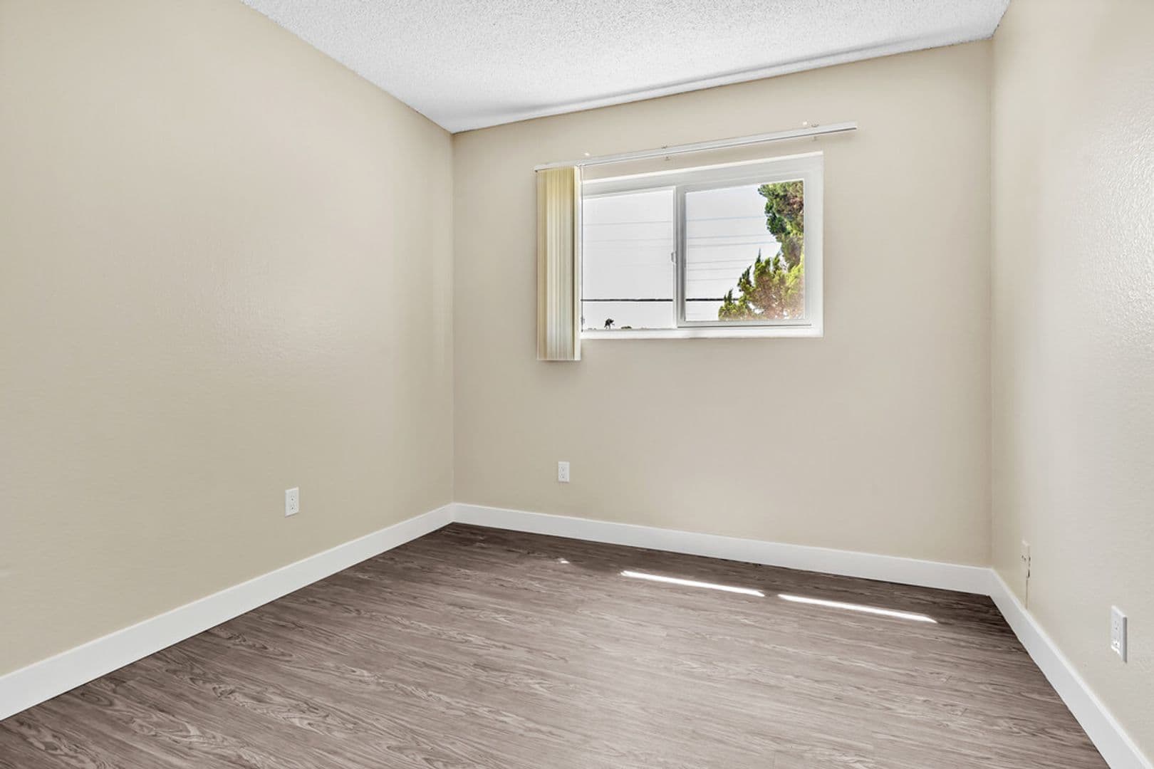 El Cajon Apartment: 1360 E Madison Ave