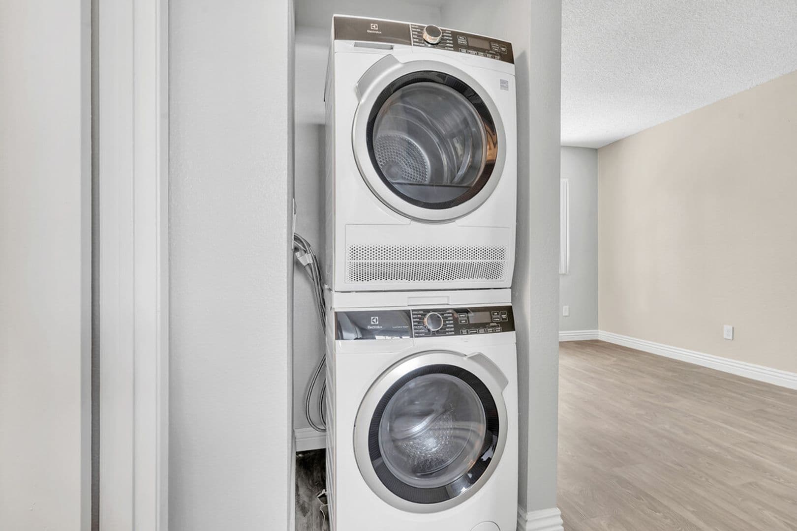 El Cajon Apartment: 1360 E Madison Ave