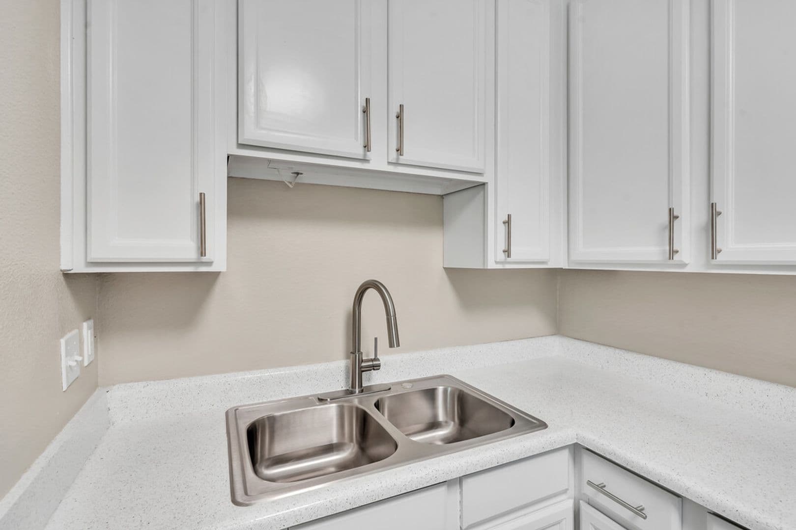 El Cajon Apartment: 1360 E Madison Ave