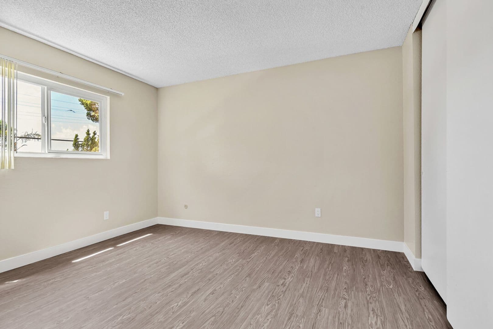 El Cajon Apartment: 1360 E Madison Ave
