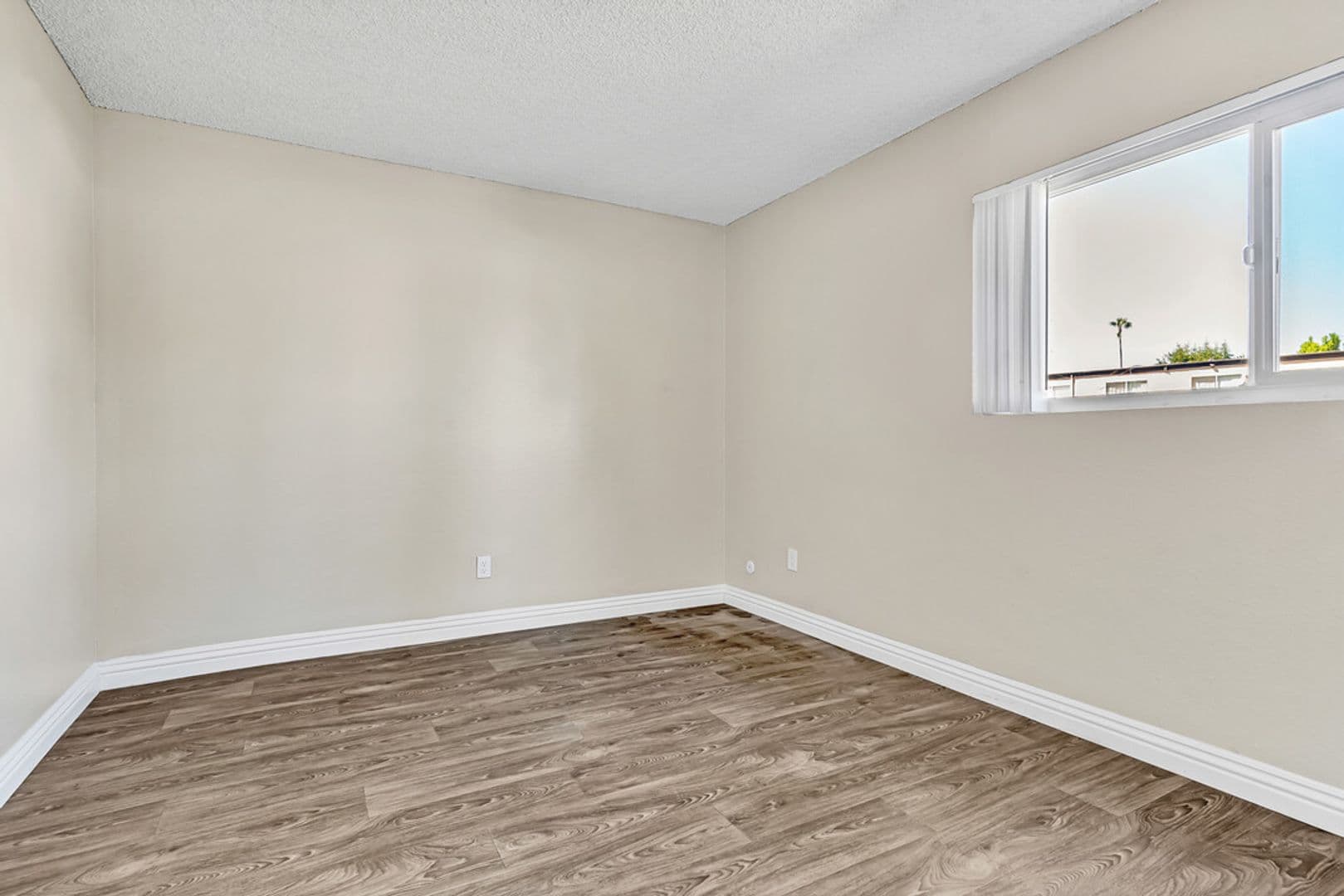 El Cajon Apartment: 1360 E Madison Ave