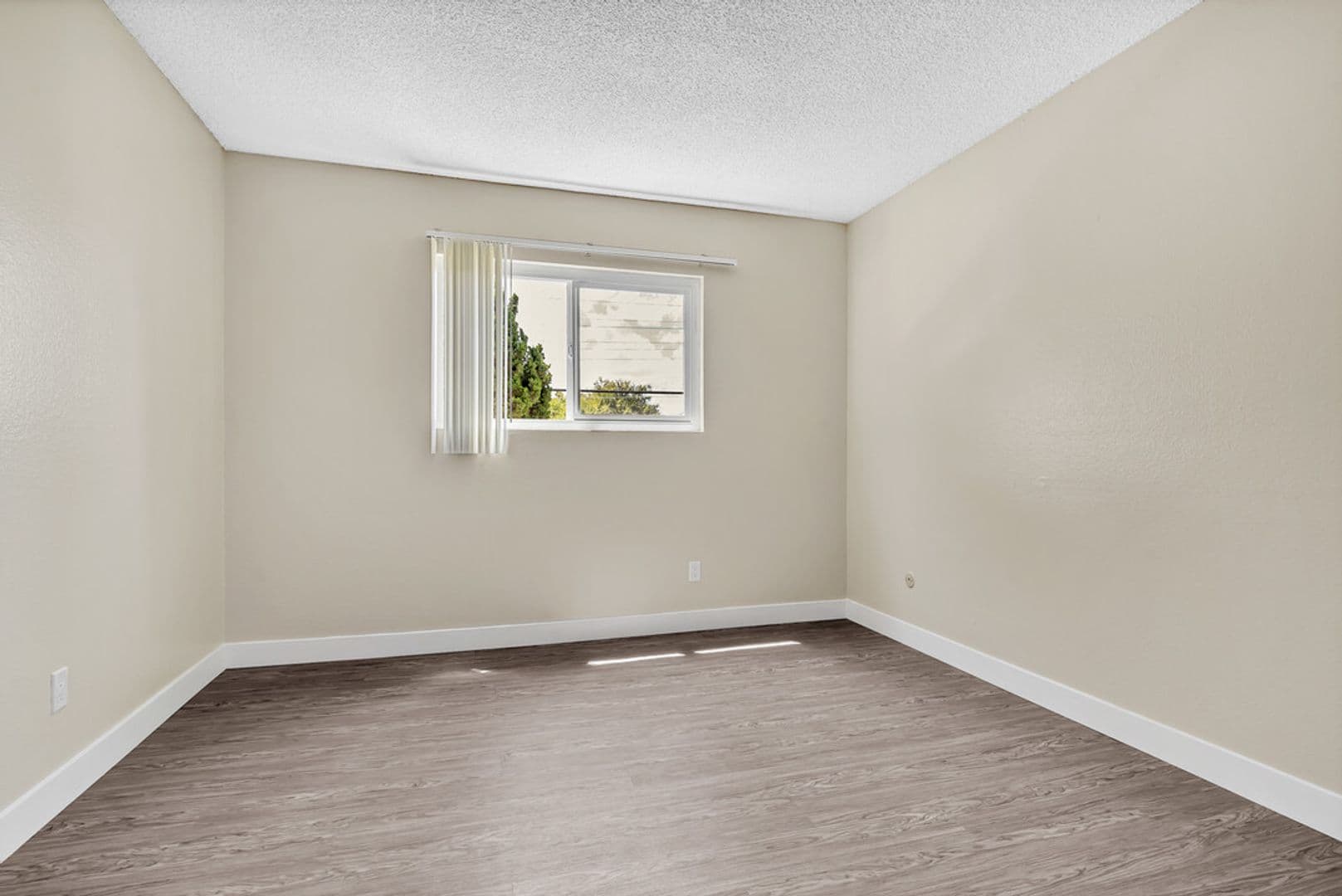 El Cajon Apartment: 1360 E Madison Ave