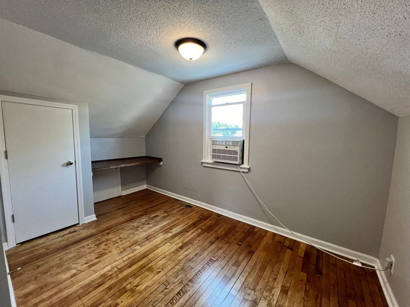 Cottage Grove House: 7431 Langly Avenue S