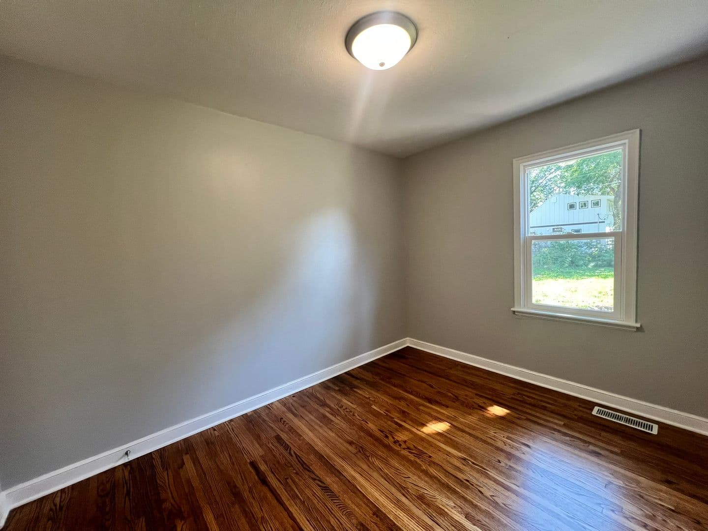 Cottage Grove House: 7431 Langly Avenue S