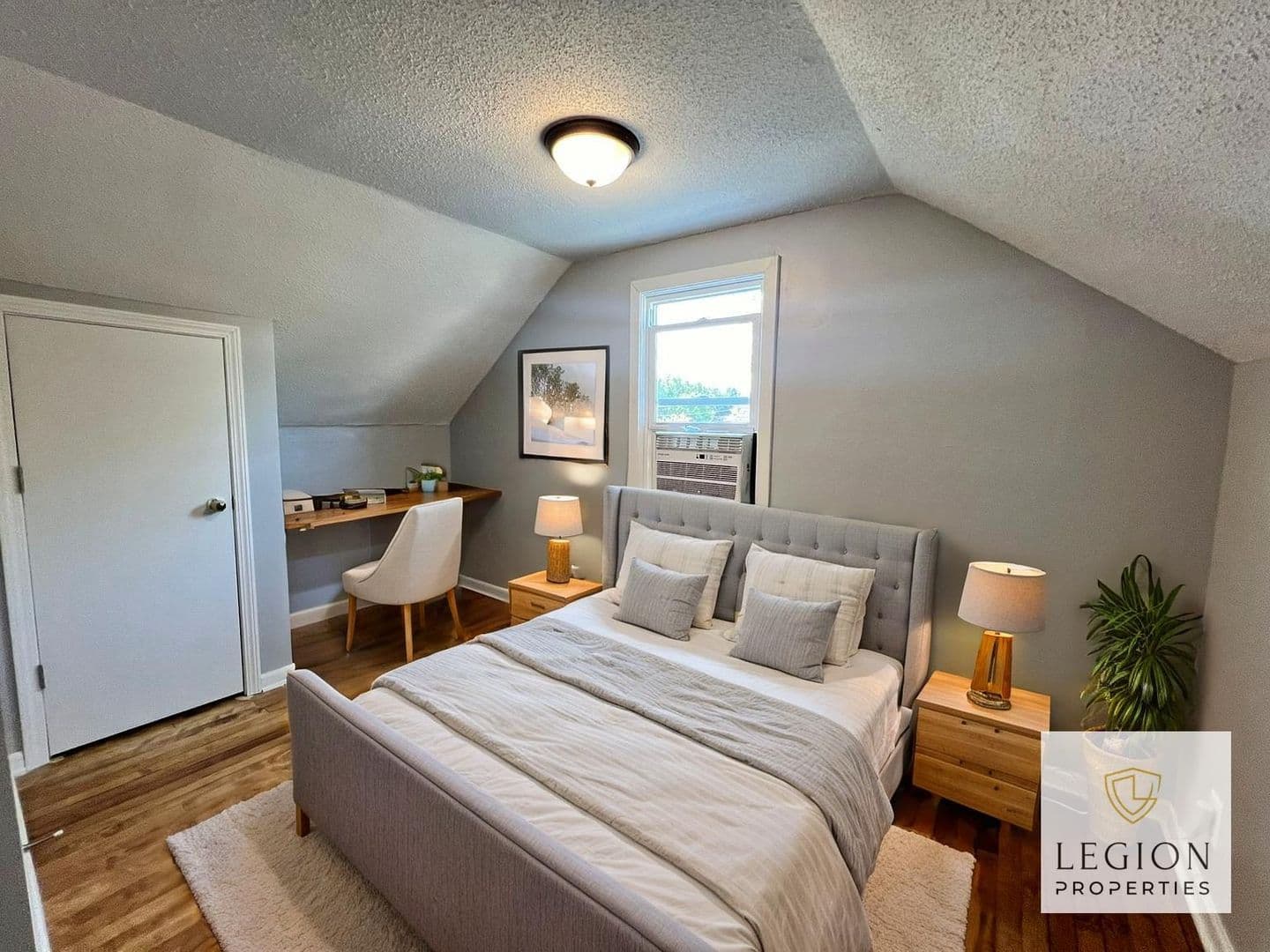 Cottage Grove House: 7431 Langly Avenue S