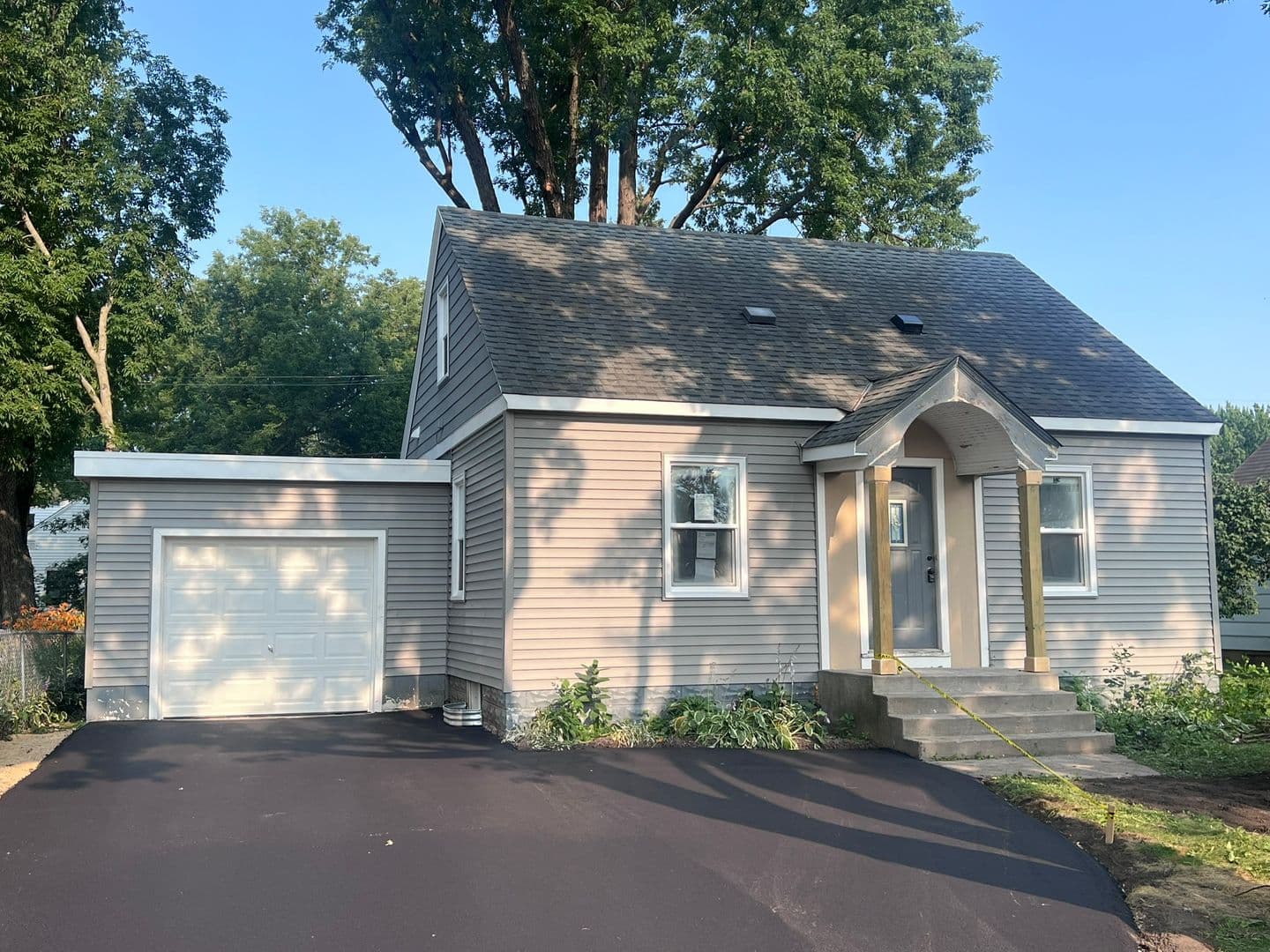 Cottage Grove House: 7431 Langly Avenue S