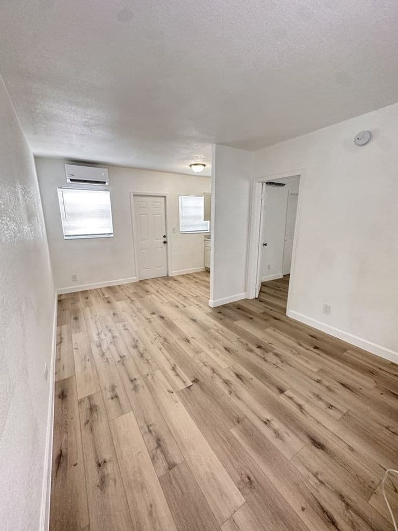 Dania Beach Apartment: 109 SW 5th Ct
