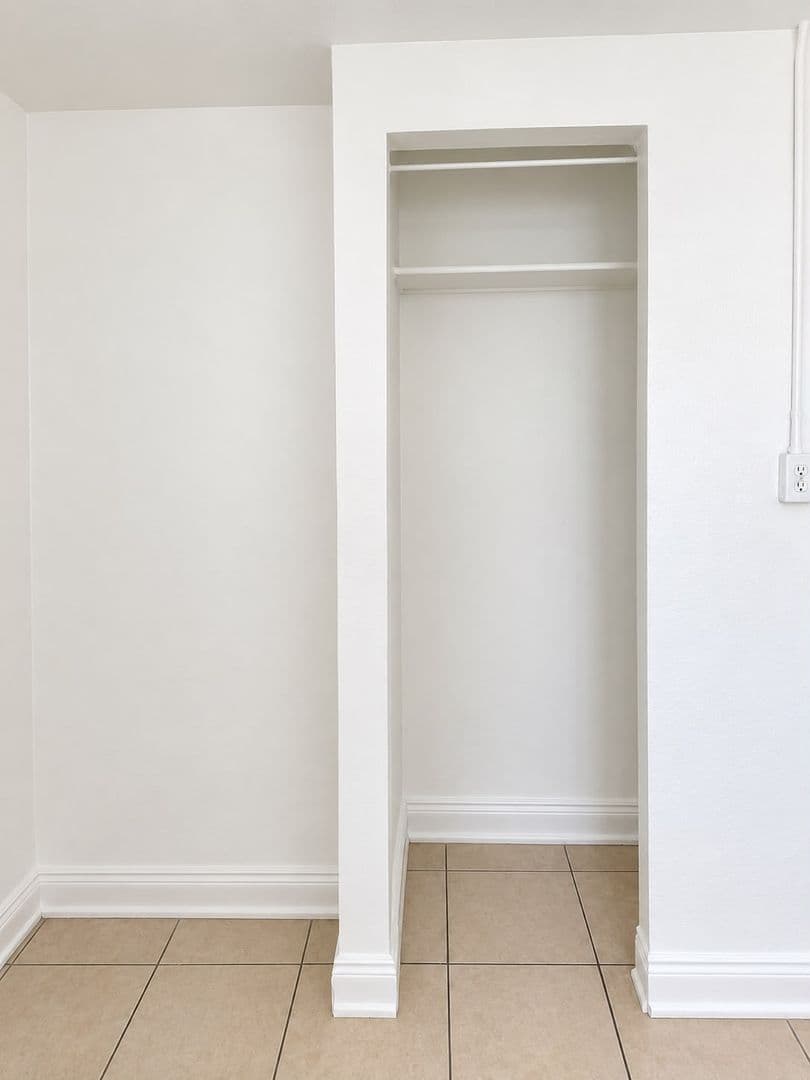 Hallandale Beach Apartment: 840 NW 10th St